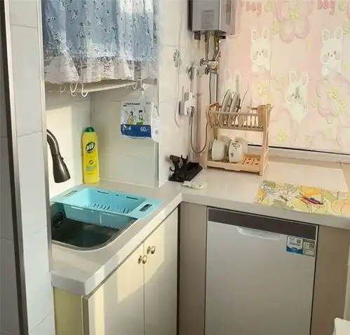 沈阳女生的58㎡蜗居火了,玄关窄小,厕所放在狭长走廊里,太个性