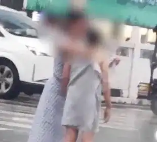 洛阳女子赤裸全身站在街头,路人围观拍照,好心人为她裹上围巾