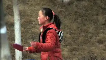 打乒乓球的少女橙色衣服