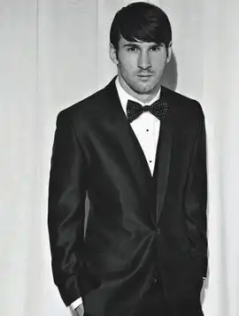 梅西拍顶级时尚杂志封面光脚穿西服被讽