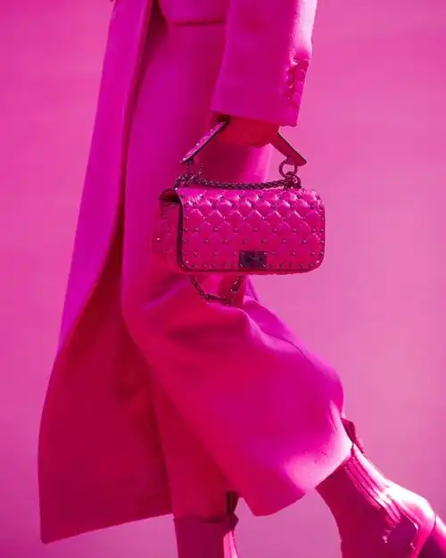 真人芭比成最热icon卡戴珊梅根福克斯海狸纷纷坠入barbiecore氛围