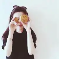 吃货头像女生旁边都是零食的吃零食女生头像