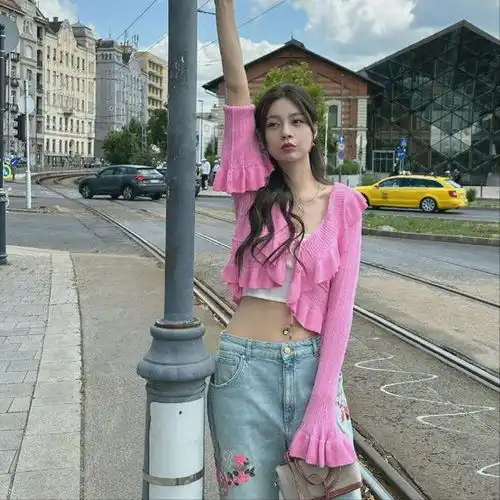 沈梦辰越来越大胆多巴胺穿搭配钻石脐钉,网友辣妹子来咯