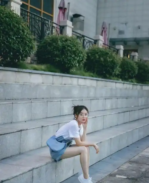 袁姗姗的早秋穿搭,绿色开衫配阔腿裤清新优雅,长衬衫配短裤好酷