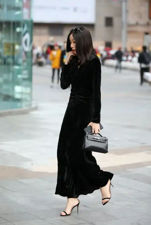美女街拍黑色系的穿搭,给人一种神秘感