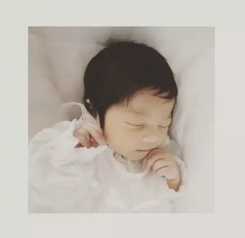 最近日本一发量惊人的宝宝走红ins引来无数为发际线堪忧的网友围观