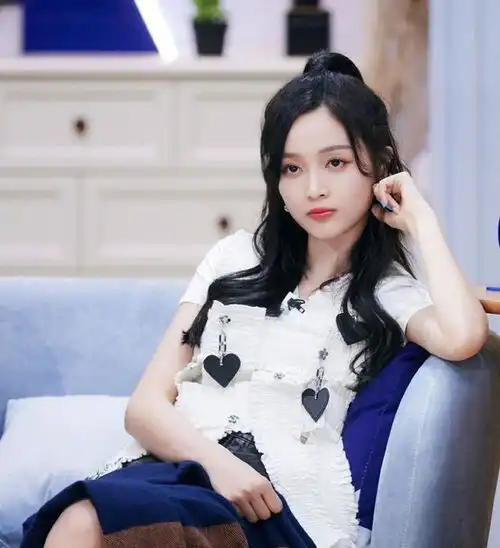 吴宣仪真的好敢说直言这个圈子的女孩不被善待,评论区好热闹