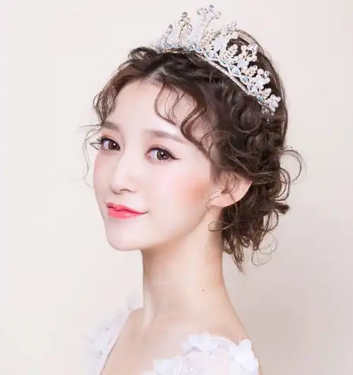 小小皇冠点缀的新娘造型真的很美新娘跟妆师必看