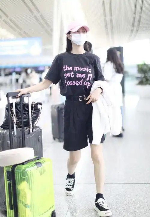 沈梦辰婚后变化大男友风打扮走机场,瘦过头大腿和小腿一样细