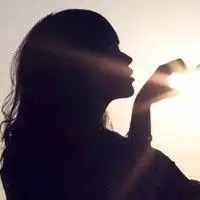 婆婆带儿媳出来摆摊,儿媳放不开,还是婆婆嘴皮子利索
