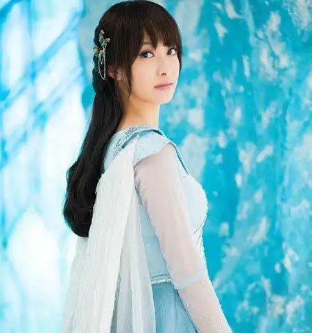 31岁宋茜嫩出新高度,紫色毛衣搭配白t恤,秒变成18岁气质少女