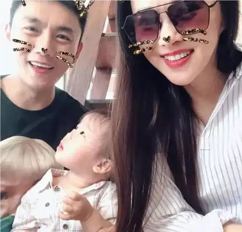 伊能静晒女儿喝奶照片,意外暴露一点,网友太丑