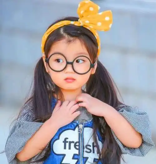 童星阿拉蕾妹妹罕见出镜,姐妹俩相貌软萌萌倒众人,可爱爆表