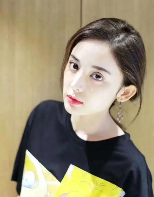 欧阳娜娜撞衫古力娜扎,都把美少女战士穿身上,却各有各的美