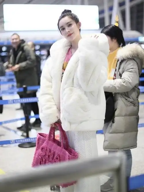 女明星低调出行机场白色皮草配粉嫩卫衣,白色针织裤清新亮丽孟子义粉色气质