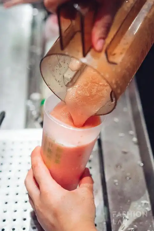 蜜桃女孩们,用奈雪的茶为这个夏天续命吧