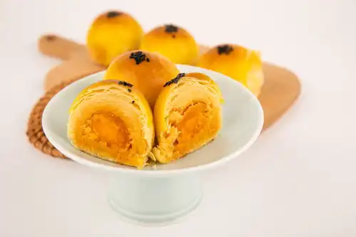 点心碟蛋黄酥糕点甜品美食摄影图摄影