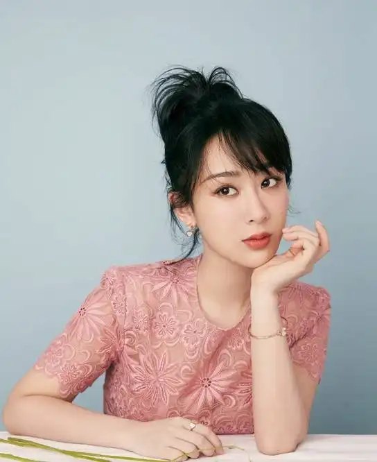 杨紫粉色无袖连衣裙杨紫最新活动造型,大波浪空气刘海,如韩系美女甜蜜暴击