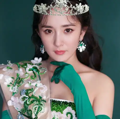 当女星戴上王冠关晓彤美丽,热巴杨幂高贵,颖宝可爱,最后一位令人惊艳礼服