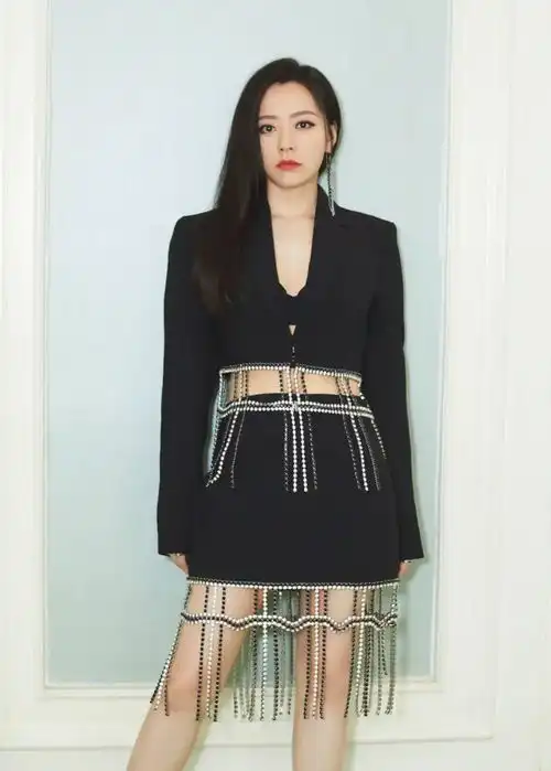 被张靓颖美到了穿西装下搭流苏短裙,真是微胖女生的穿搭模板