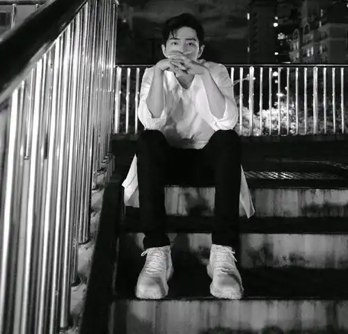 肖战的新代言即将和大家见面,拍摄天桥故事帅到爆炸