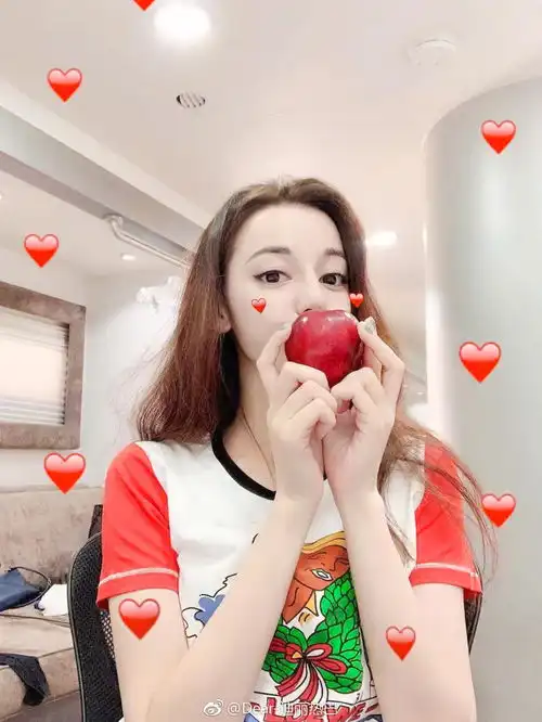 终于营业啦迪丽热巴自拍用可爱滤镜贴纸少女心炸裂
