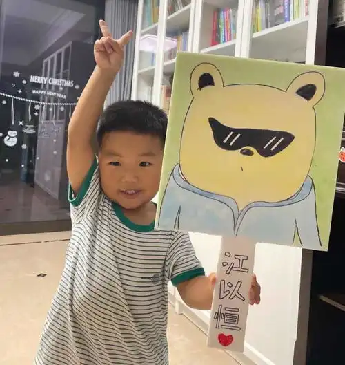 杭州一幼儿园小班花式接送牌上线老师和家长对上号,孩子入园焦虑都因此缓解了