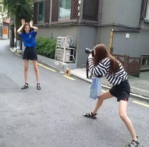 从毫无辨识度的韩系美少女,到单眼皮高级脸模特,00后双胞胎刷屏时装周