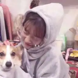 抱布娃娃的qq女生头像