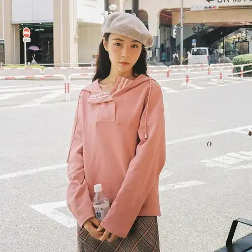 不挑年龄的纯色系单品,营造出精致简约的气质,女人美在风骨