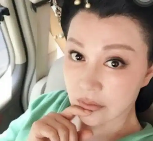 她美貌不输刘晓庆,结婚19年仍未生娃,今63岁嘟嘴卖萌满满少女心