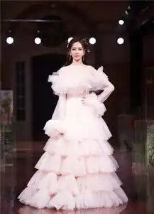 沈梦辰时装周走秀,泪滴妆不输专业模特,网友海涛眼光真好