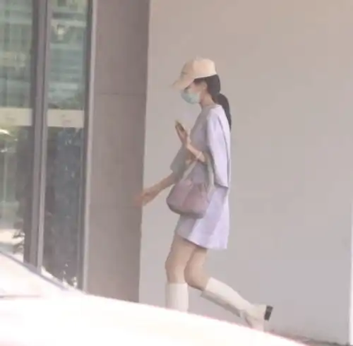 迪丽热巴今日新鲜路透公开浅色系穿搭释放温柔气息