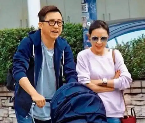 庾澄庆儿子毕业拍全家福,一家四口超亲密,却被质疑婆媳关系差