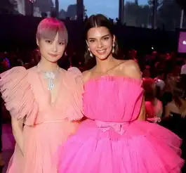 李宇春又上热搜了紫灰短发配粉嫩纱裙,堪称娘man结合最佳范本