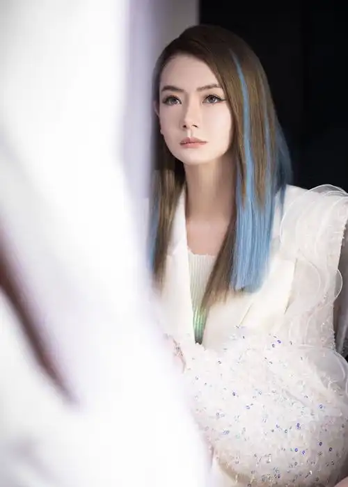 戚薇冰水蓝挑染发色飒爽又温柔