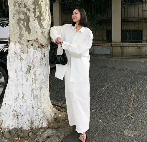 白衬衫搭配不同款式半裙,简约中透露出优雅气质