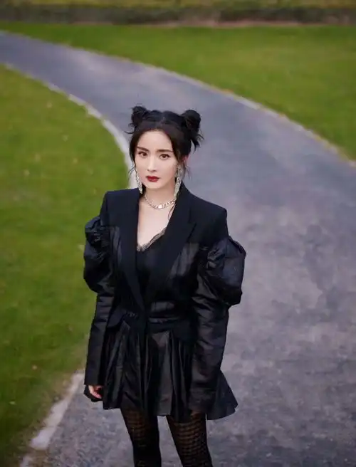杨幂穿搭来交作业喽,一身黑色系look搭配哪吒头,超可爱