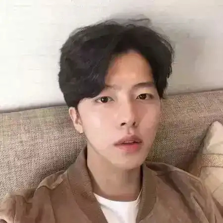 呆萌系可爱少男头像中分