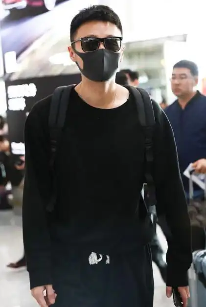 李荣浩全黑look佛系装,裤子那么短也敢穿,网友杨丞琳好眼光