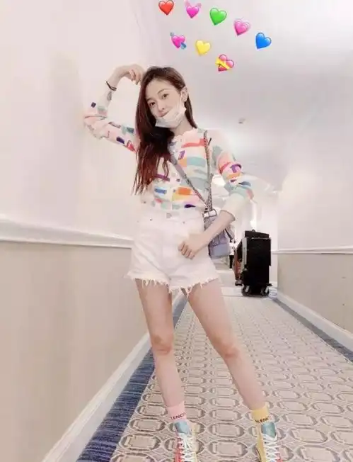 baby录制跑男大晒身材,穿超短热裤亮相,成为节目的看点之一
