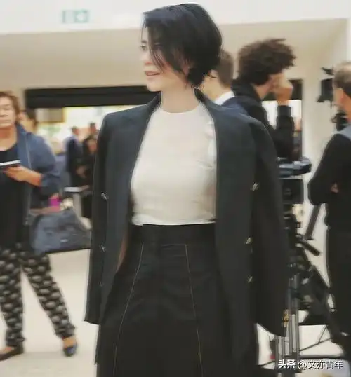 53岁王菲状态绝了,剪短发穿西装,气质堪比少女