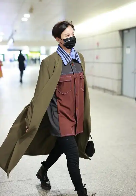张歆艺又帅出新高度,穿拼接外套配军绿色大衣,潇洒利落