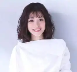 禁欲系头像女生脸上有血