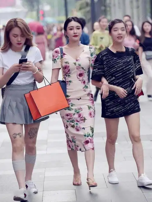 结合印花设计的粉白色系裙,表现出优雅温柔的风格