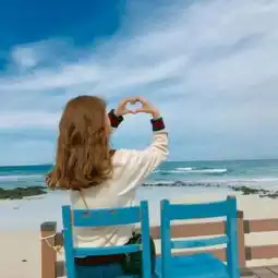 女生面向大海背影头像