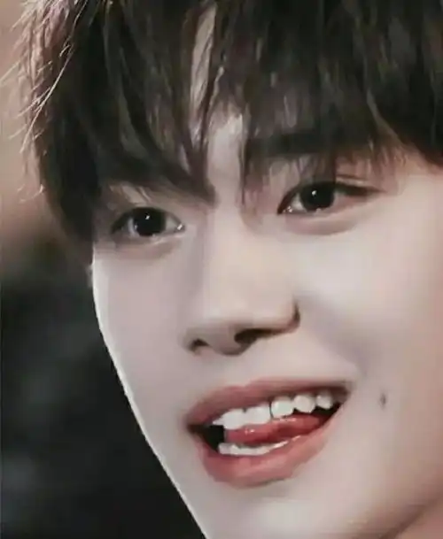 易烊千玺遮眼头像