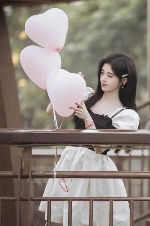 王菲穿搭终于不佛系了,白衬衫黑长裤极致简约,气场开挂