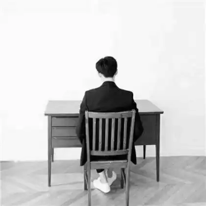 2023最新黑白高级感有格调男生背微信头像我要个性网