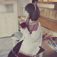 动漫的女生戴耳机在听音乐的意境唯美